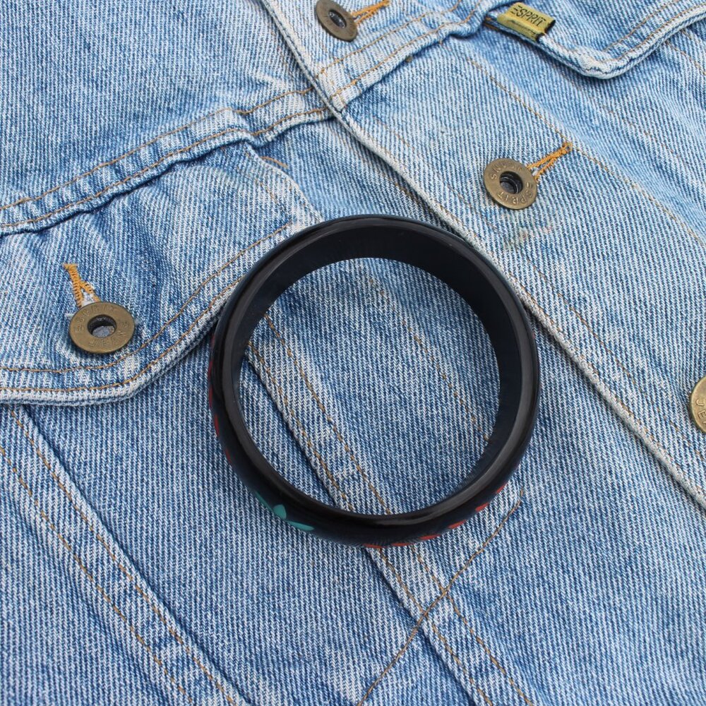 70s Vintage Plastic Hand Etched Bangle Bracelet - Picture 5 of 6